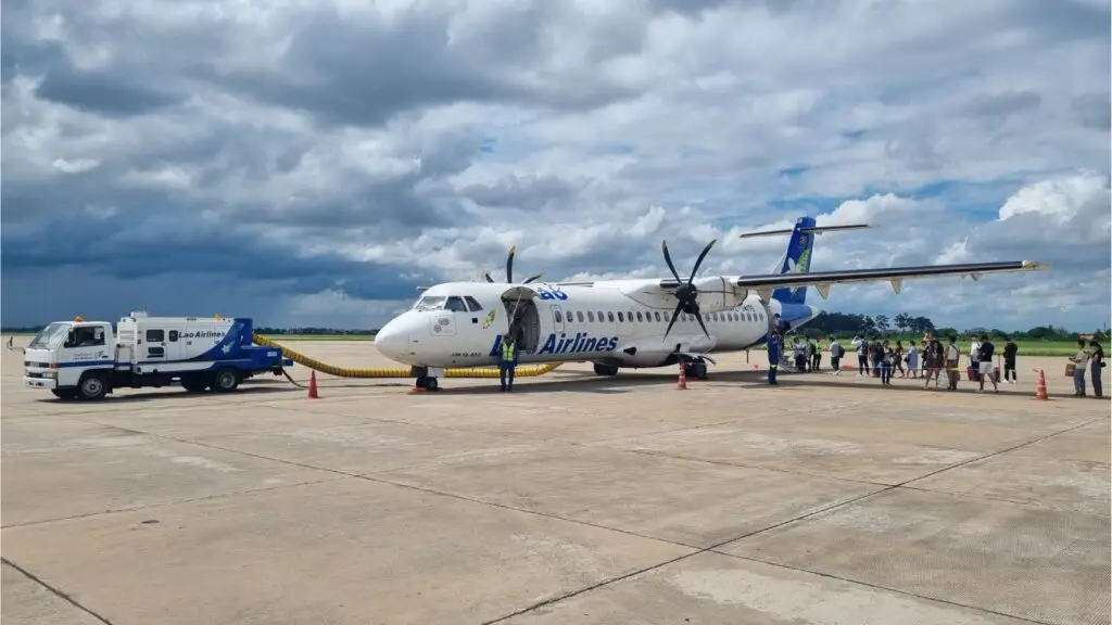 airplane-savannakhet-airport-turboprop