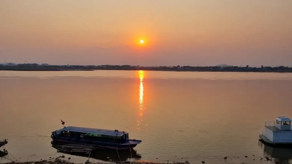 boat-mekong-river-sunset-laos-laos-travel-guide