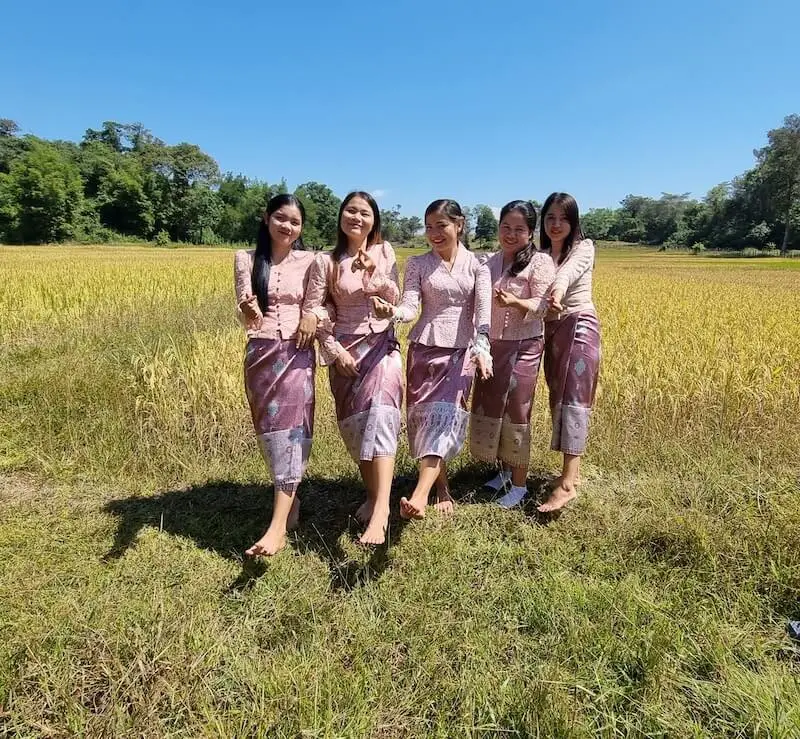 lao-women-in-traditional-dresses
