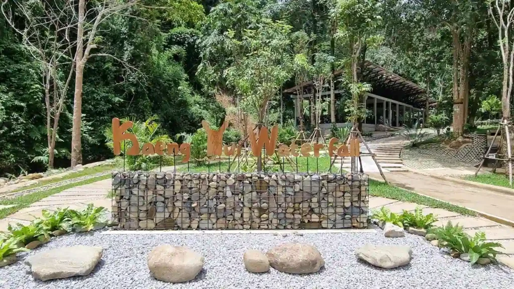 kaeng-nyui-entrance-area-wooden sign parking lot