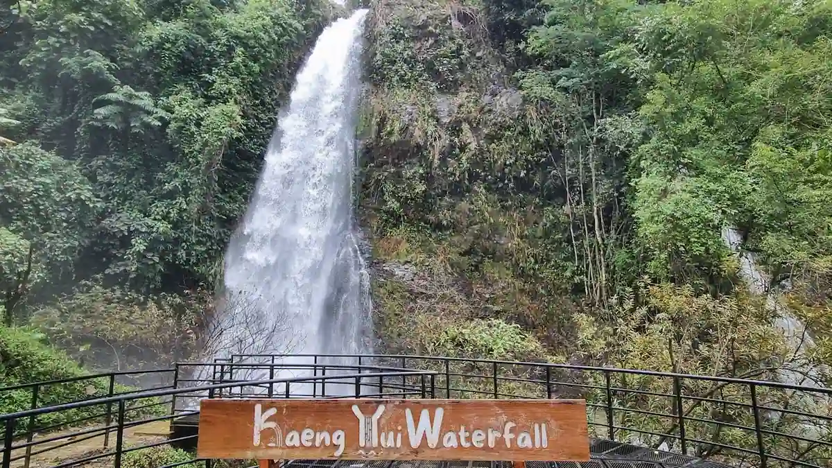 kaeng nyui waterfall vang vieng