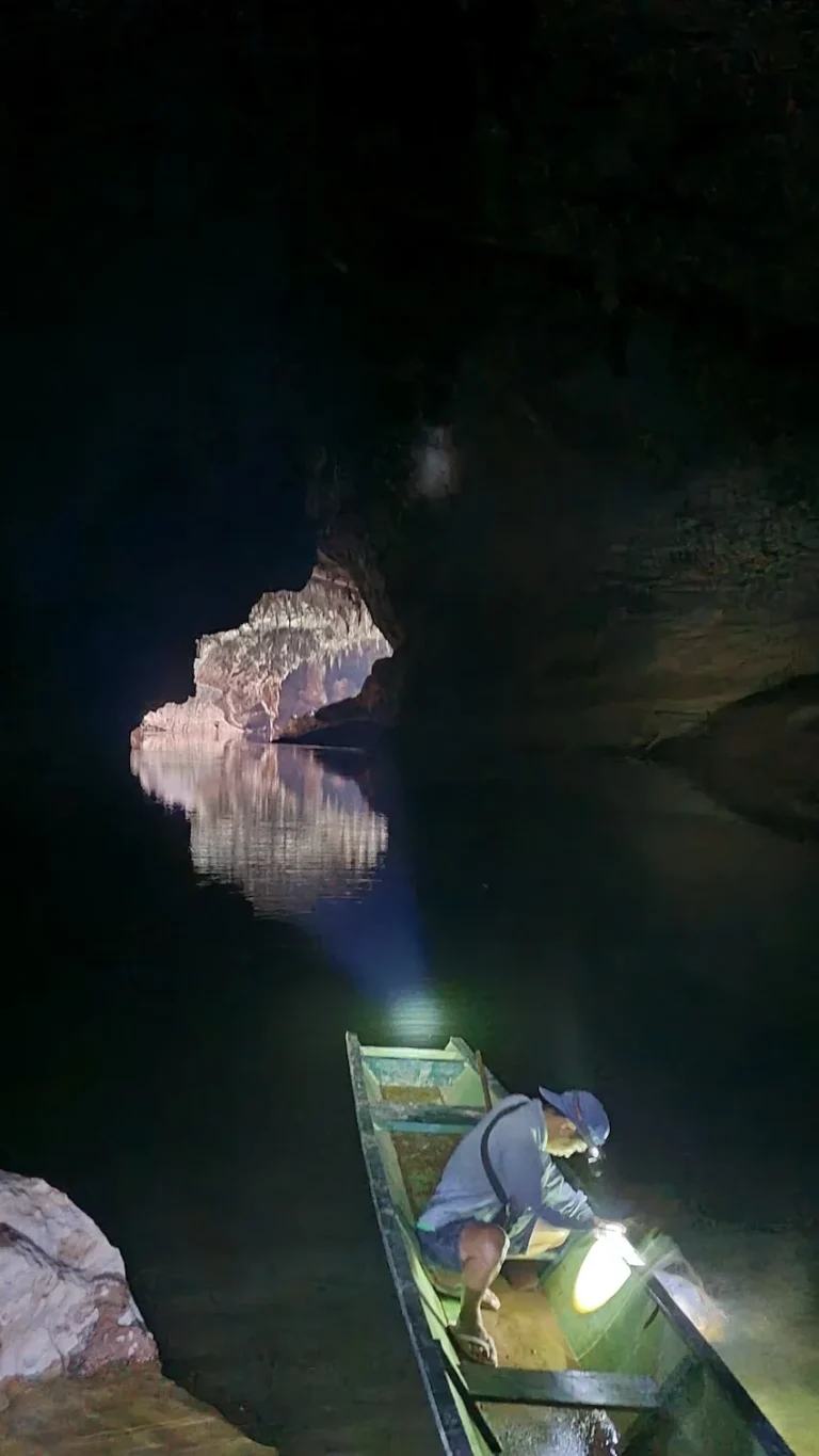 xe bang fai cave boat driver
