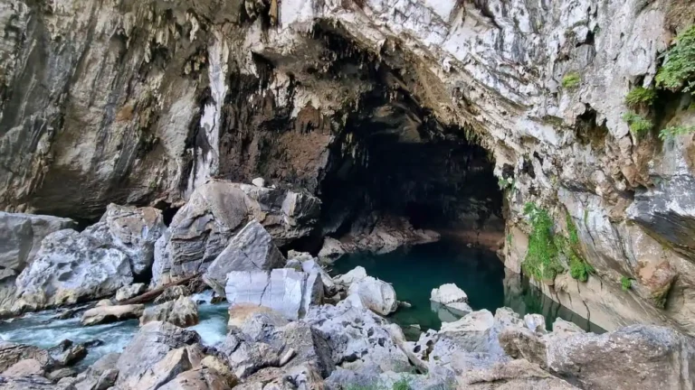 xe bang fai cave entrance