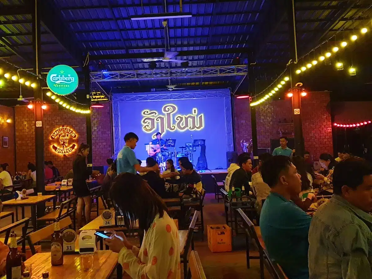 nightlife bar in laos with life music for foreigners living in laos
