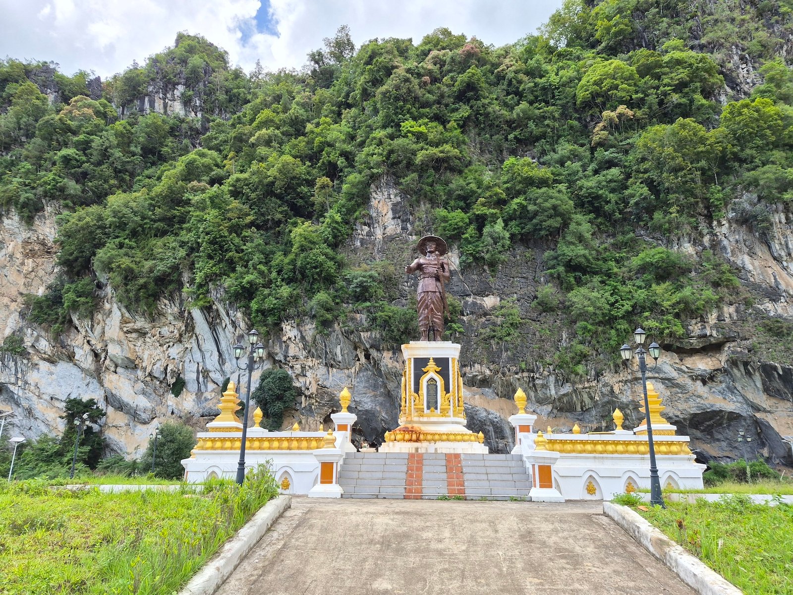 Statue of King Chao Anouvong in front of the limestone cliffs at Chao Anouvong Cave